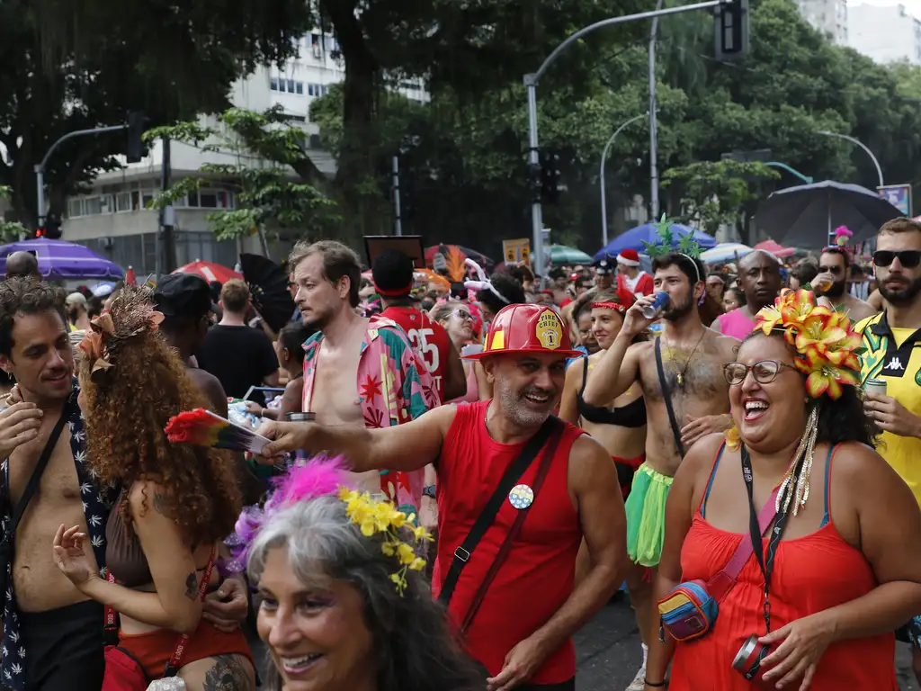 Entre plumas e paetês: Carnaval movimenta pequenos negócios criativos e fortalece economia local