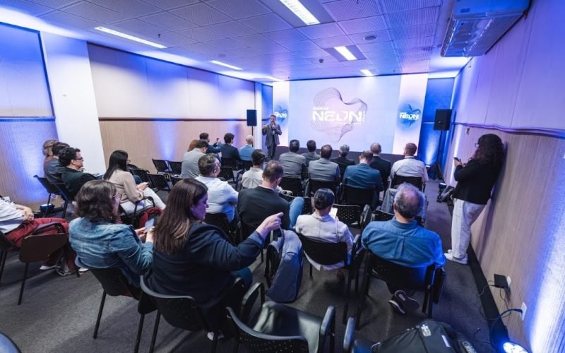 Sebrae lança programa gratuito de capacitação em Inteligência Artificial durante o NEON 2026