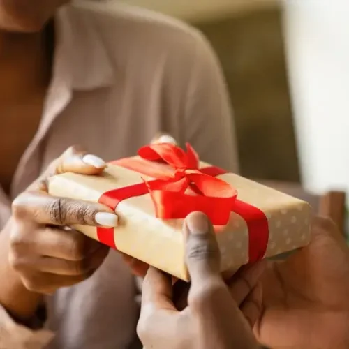 Milhões de apaixonados ainda vão às compras para o Dia dos Namorados: saiba como vender mais na reta final