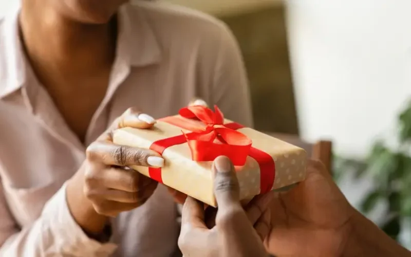 Milhões de apaixonados ainda vão às compras para o Dia dos Namorados: saiba como vender mais na reta final