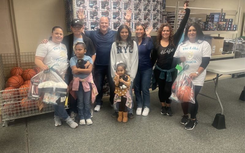 4Life Assembles Holiday Bags for Children in Need