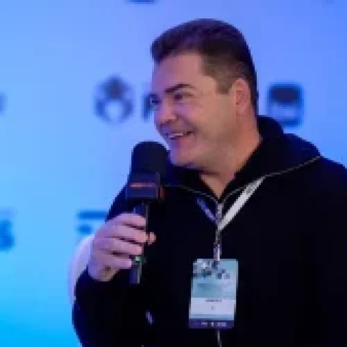 A tecnologia avança, mas o olho no olho humano ainda vende mais, diz chairman da VML no Brasil