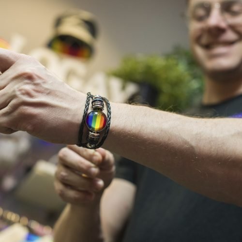 Pessoas trans e travestis são as que mais empreendem na comunidade LGBT+ no país