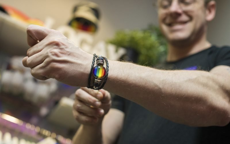 Pessoas trans e travestis são as que mais empreendem na comunidade LGBT+ no país