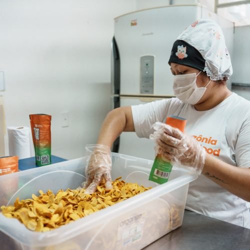 Hambúrguer de tucumã, energético de guaraná e linguiça de açaí: empresas de Manaus unem inovação com a floresta