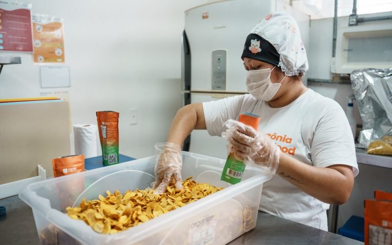 Hambúrguer de tucumã, energético de guaraná e linguiça de açaí: empresas de Manaus unem inovação com a floresta