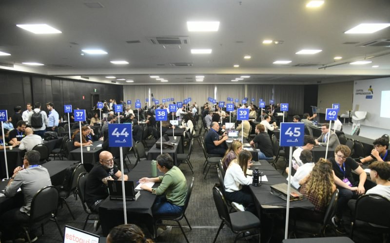 Jovens do Projeto Vitrine brilham no Capital Empreendedor e levam inovação ao palco de investidores