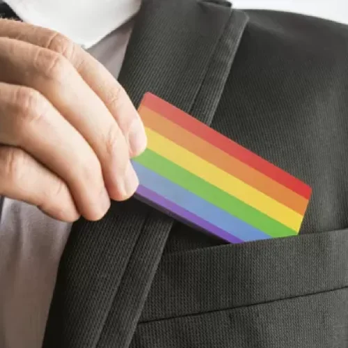 Escolaridade maior, alterações na rotina pelo preconceito e relatos de violência: conheça o perfil do LGBT+