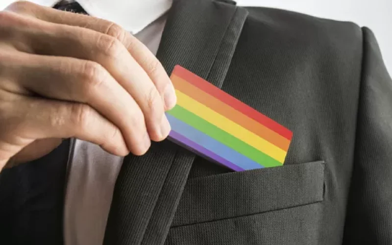 Escolaridade maior, alterações na rotina pelo preconceito e relatos de violência: conheça o perfil do LGBT+