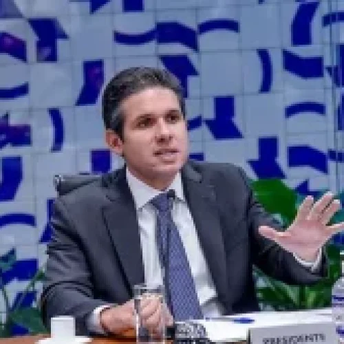 Crise do IOF “corta” diálogo entre Hugo Motta e ministros com quem mantinha boa relação