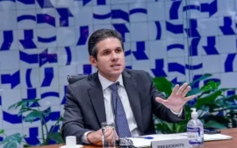 Crise do IOF “corta” diálogo entre Hugo Motta e ministros com quem mantinha boa relação