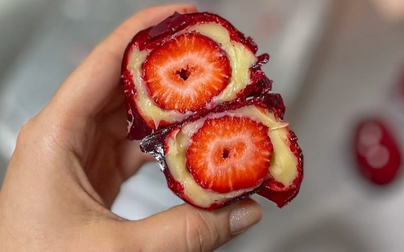 Doce do momento, moranguinho do amor faz sucesso nas redes. Veja como aproveitar a trend e turbinar as suas vendas