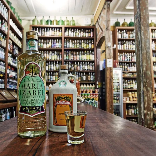 Paraty: onde a serra encontra o mar e a tradição da cachaça se reinventa