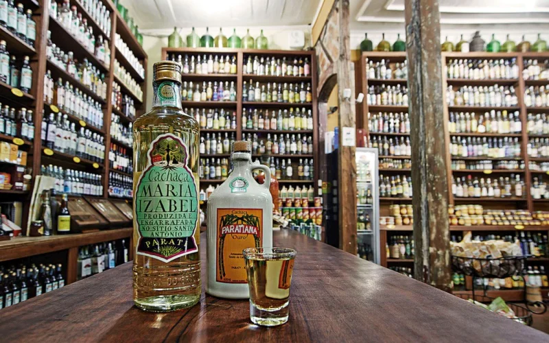 Paraty: onde a serra encontra o mar e a tradição da cachaça se reinventa