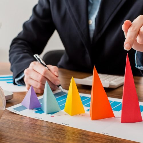O que é pirâmide financeira e como esse esquema de fraude costuma funcionar