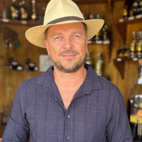 Pequenos produtores unem qualidade e tradição na produção de cachaça de alambique