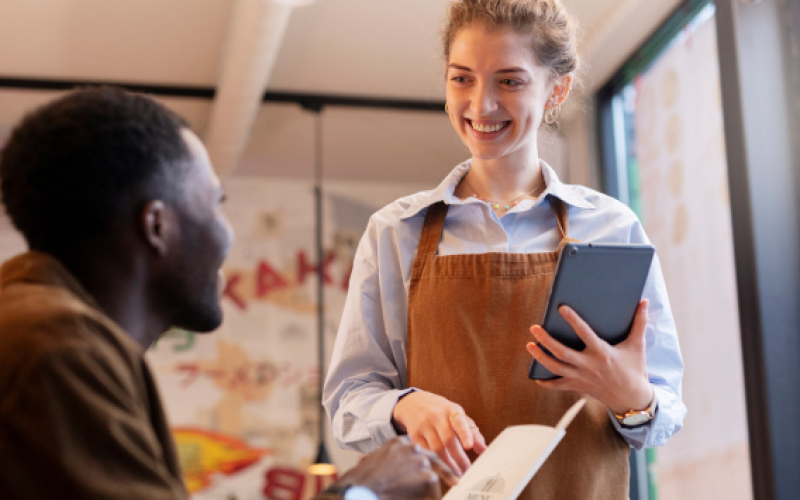 Novas versões de cursos de atendimento e comunicação estreiam na plataforma Sebrae